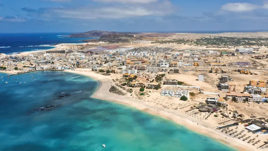 Vue aérienne de Sal Rei et de sa plage, sur l'île de Boa Vista