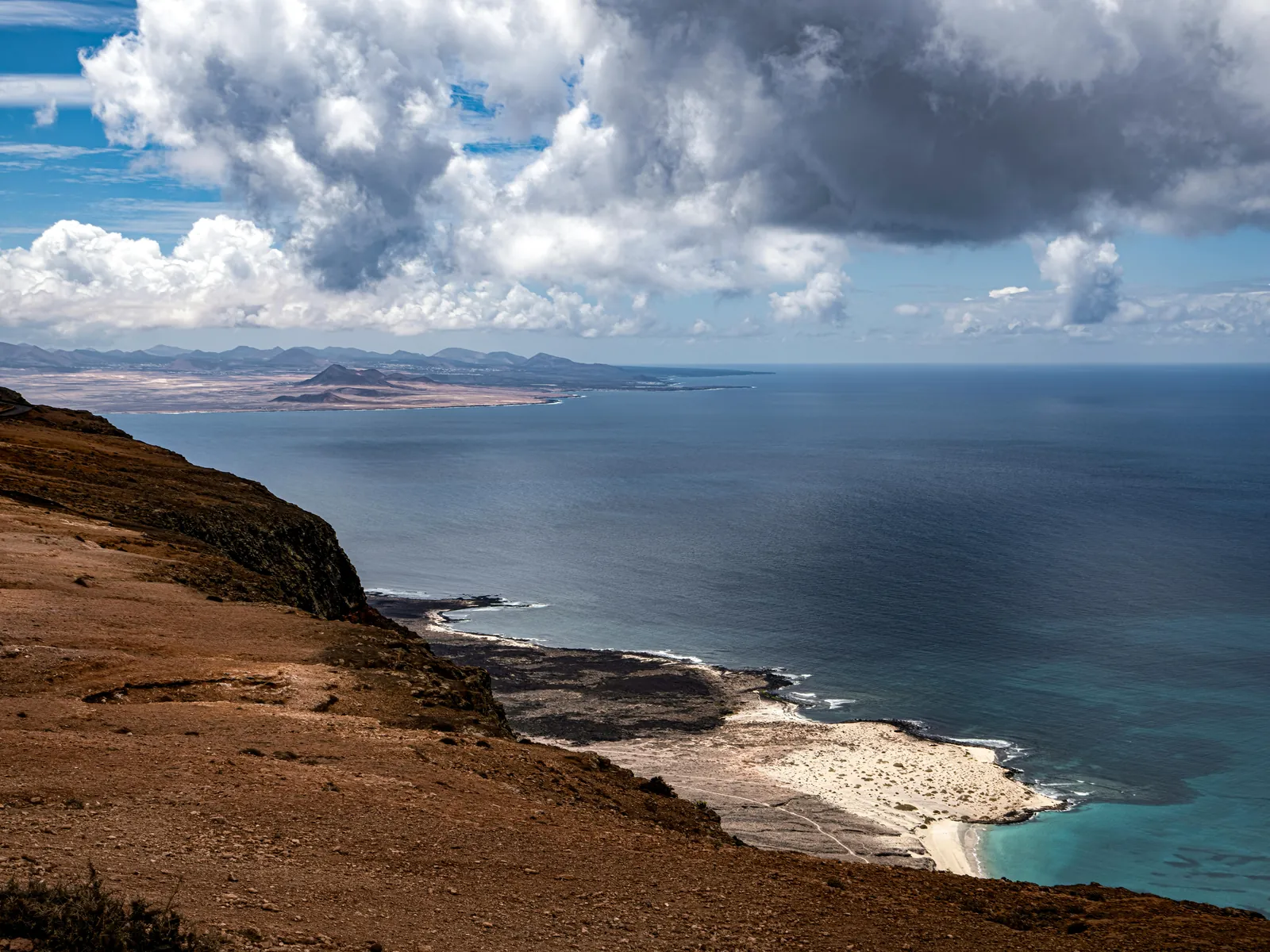 Vue panoramique sur la côte de Boa Vista depuis un point de vue en hauteur