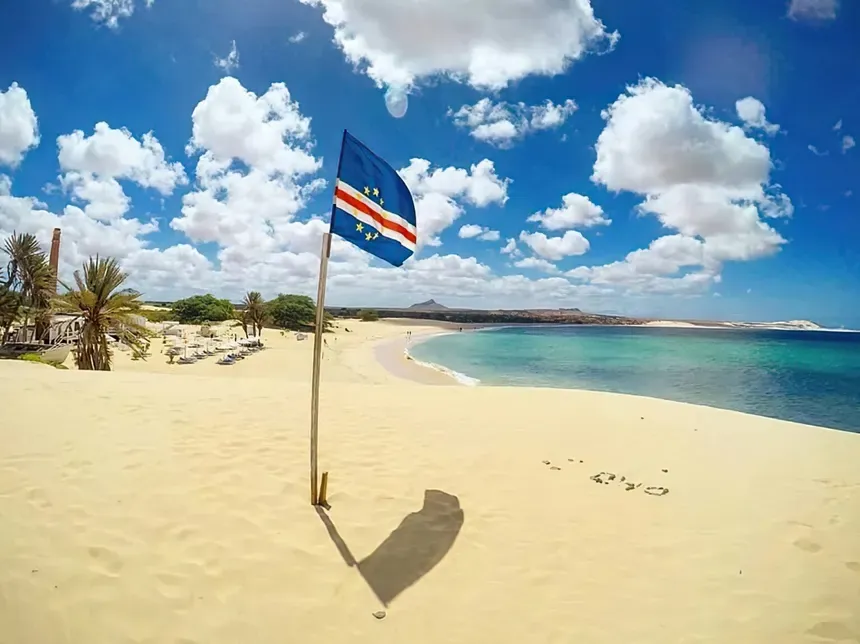 Plage de sable blanc avec le drapeau du Cap-Vert