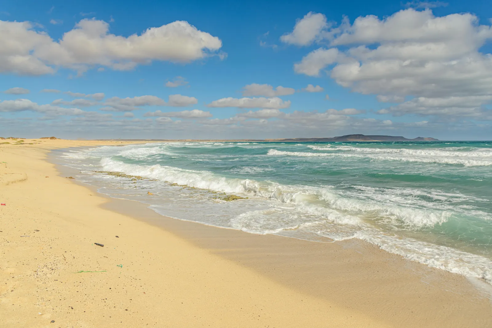 Plage de sable blanc et vagues turquoise à Boa Vista