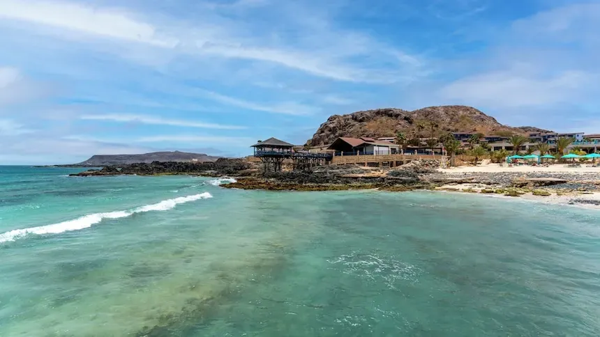 Côte turquoise et colline rocheuse sur Boa Vista