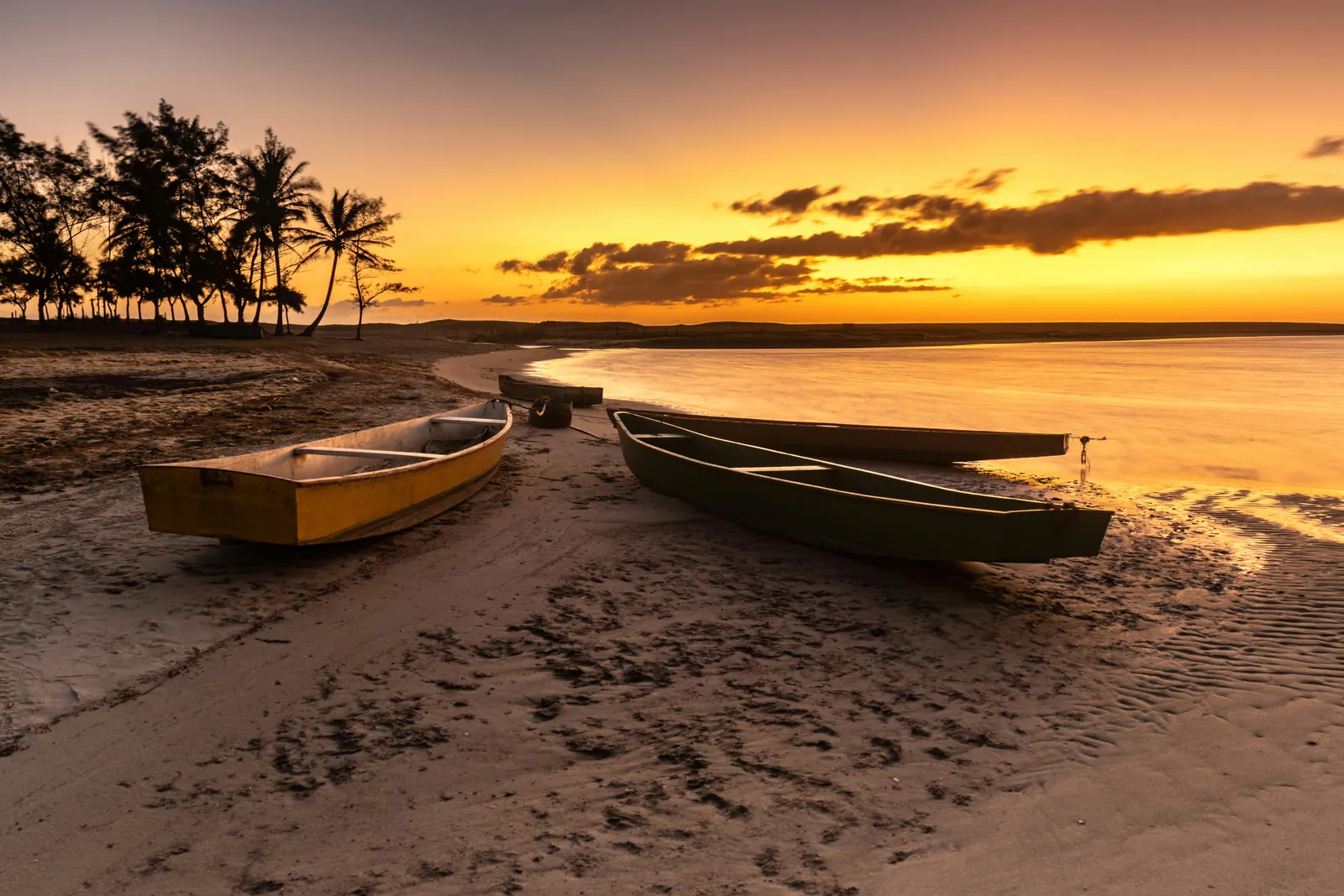 Coucher de soleil sur une plage avec barques traditionnelles à Boa Vista