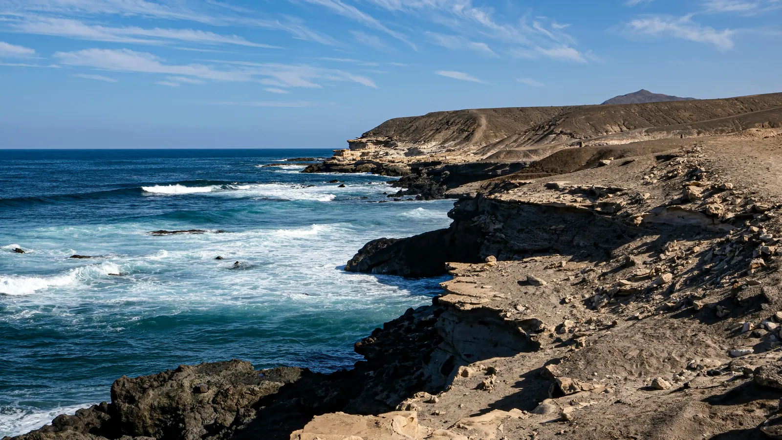 Côte rocheuse battue par les vagues