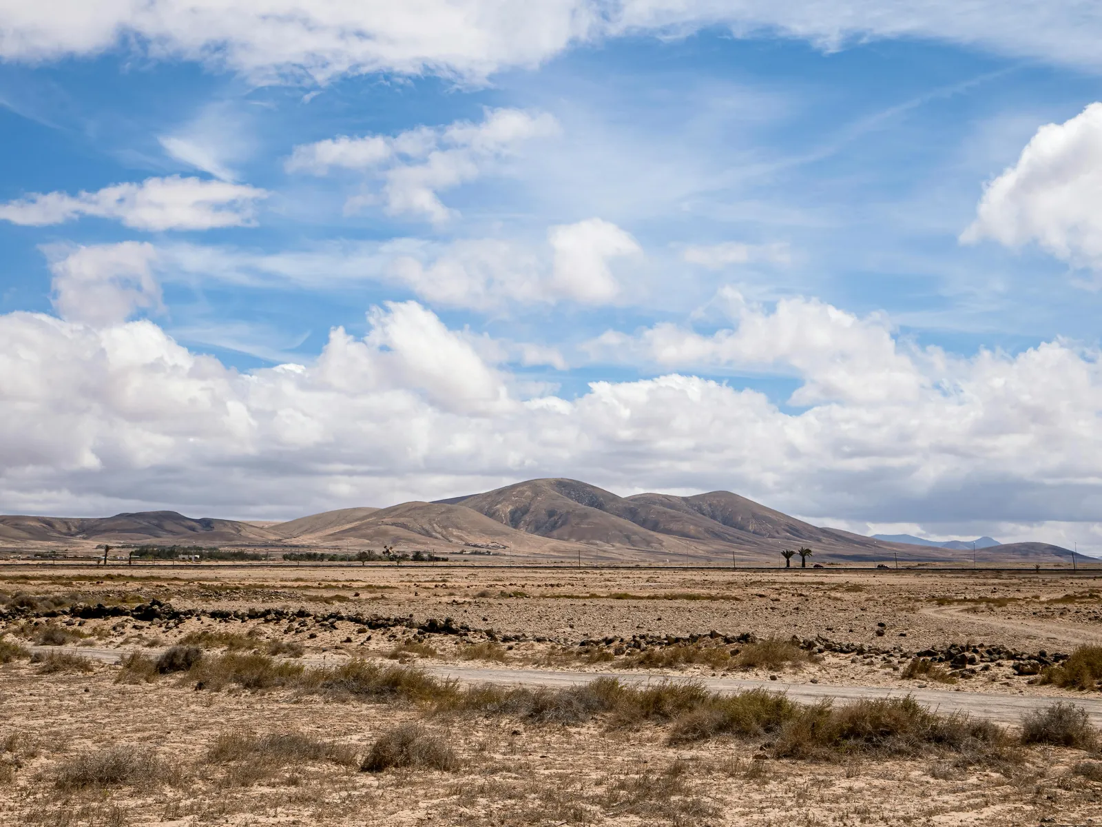 Piste et paysage de l'intérieur de Boa Vista, volcans en arrière-plan