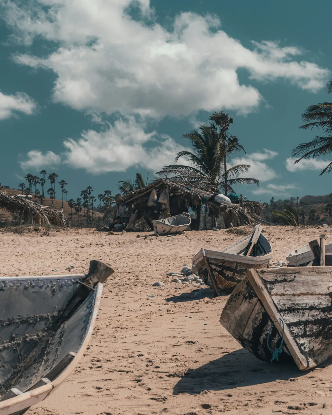 Vieilles barques de pêche sur le sable