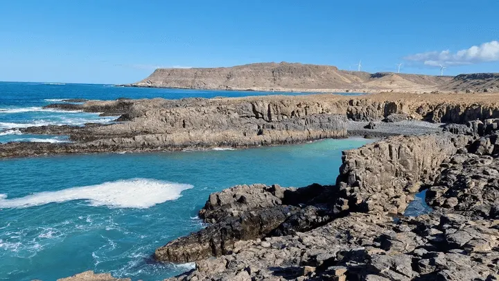 Côte rocheuse et eau turquoise