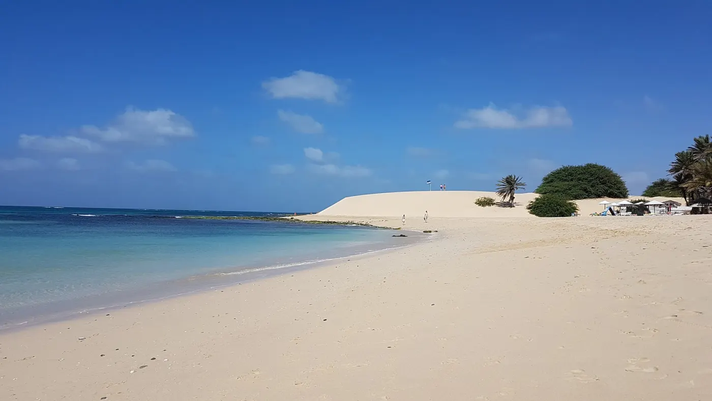 Praia de Chaves, dunes blanches et eau turquoise