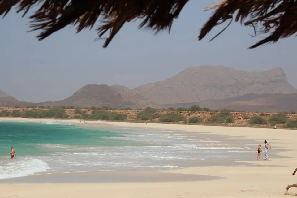La plage de Santa Mónica, sable clair et montagnes au loin