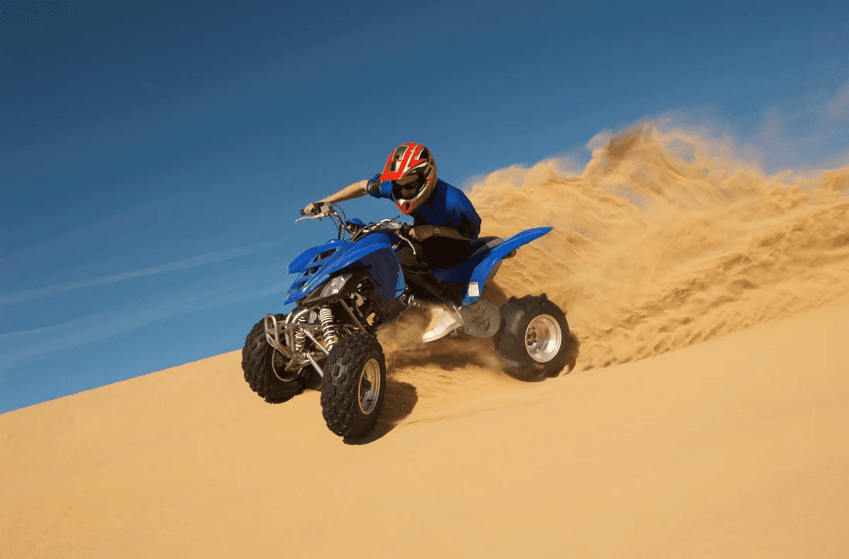 Quad en action sur terrain sableux