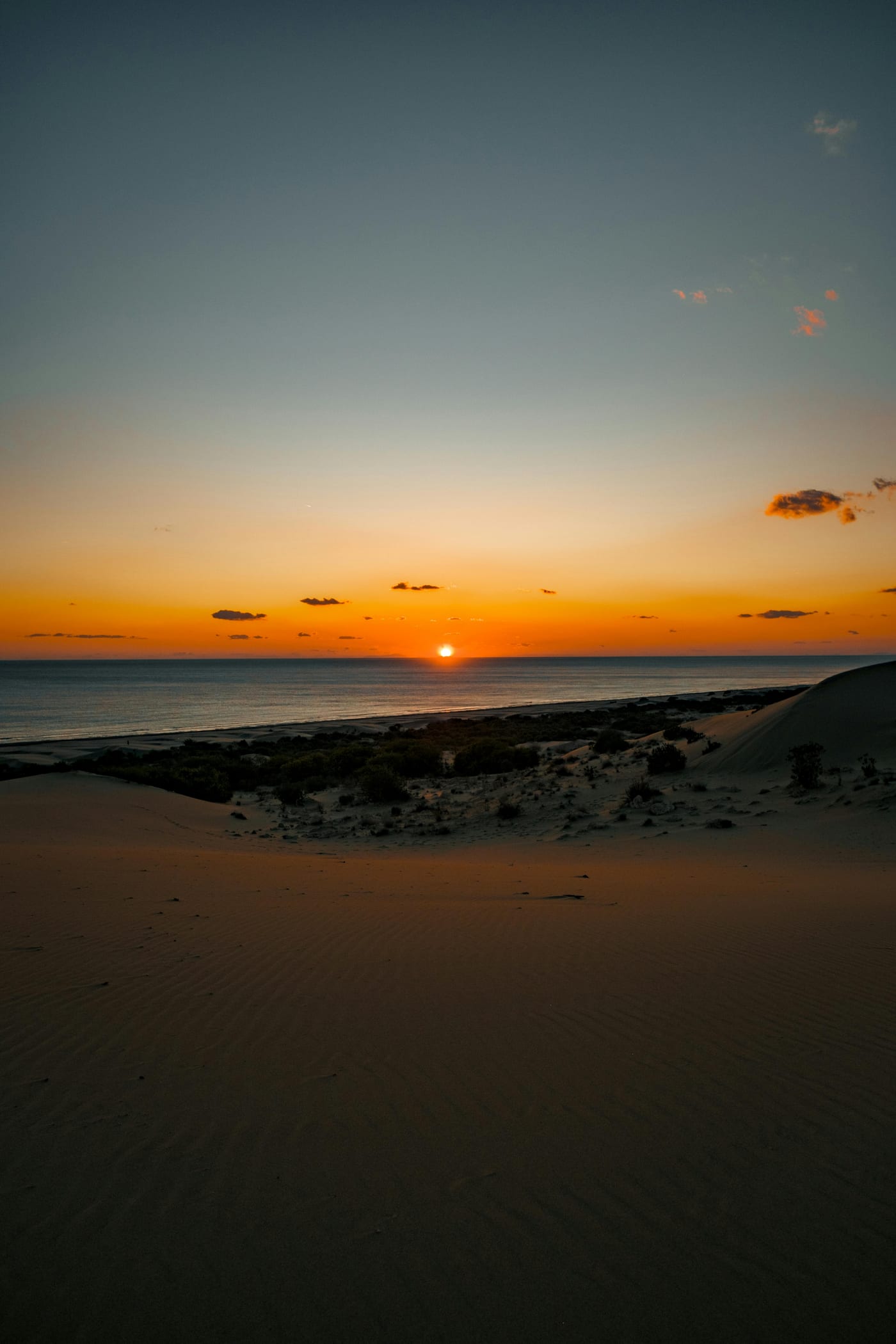 Coucher de soleil spectaculaire sur le désert